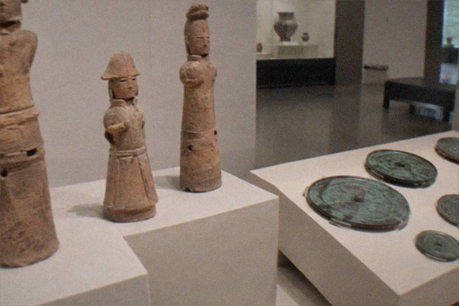 A gallery room in the Tokyo National Museum displaying Japanese art in display cases